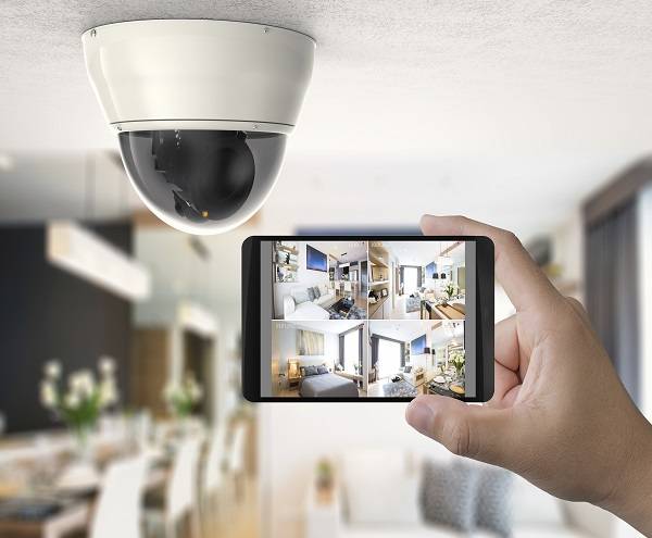 House owner uses CCTV security system on mobile device